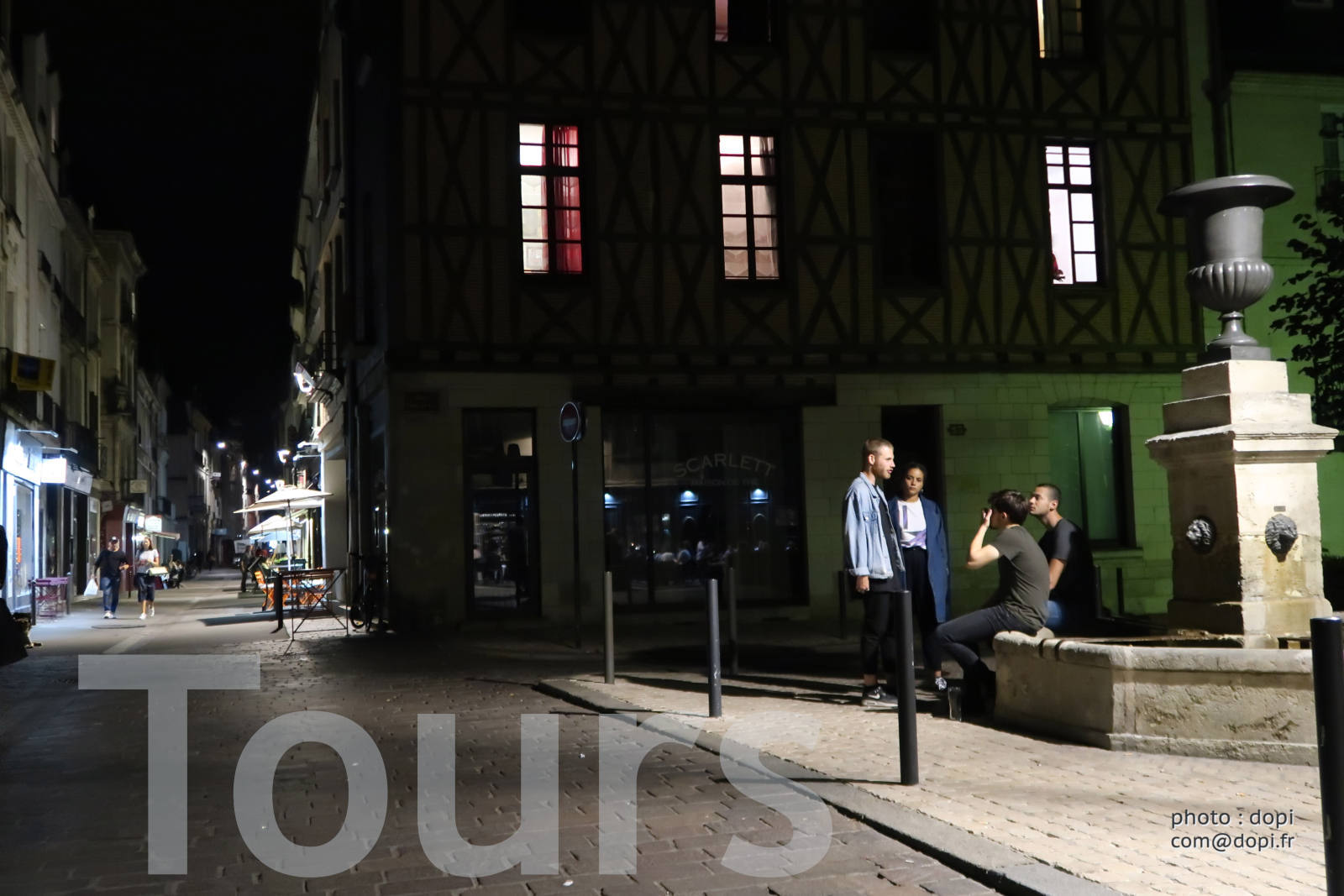 00006 IMG 0556 nuit fontaine,medium large.2x.1526406912